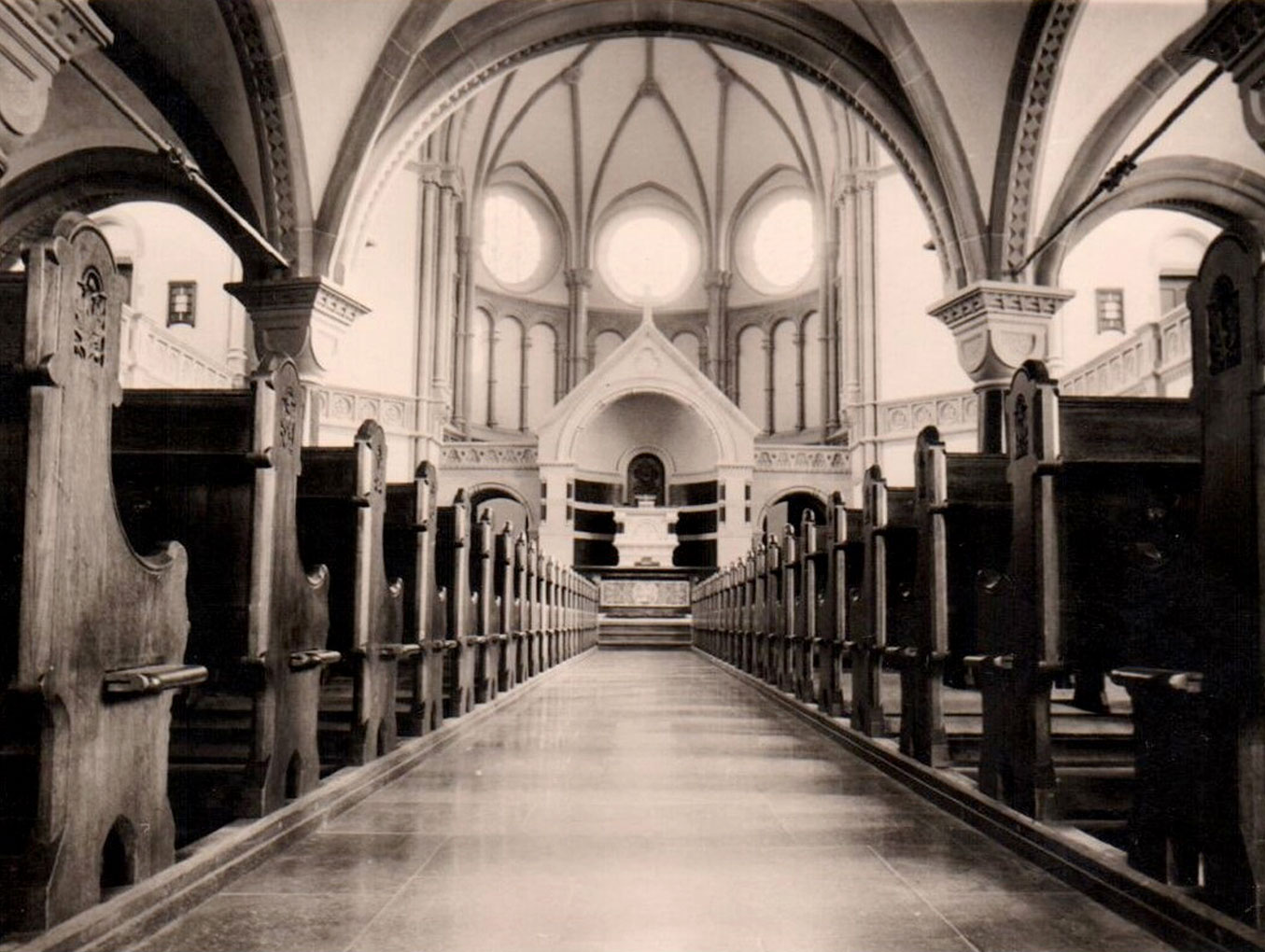 Innenraum der evangelischen Hauptkirche Rheydt nach der Purifizierung 1963