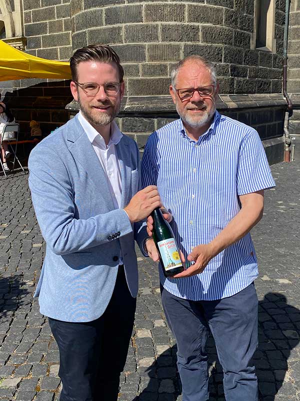 Oberbürgermeister Felix Heinrichs mit Bauvereinswein