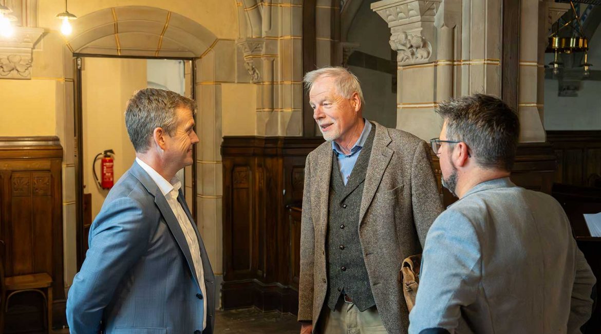 Vertreter der Volksbank Mönchengladbach in der evangelischen Hauptkirche Rheydt